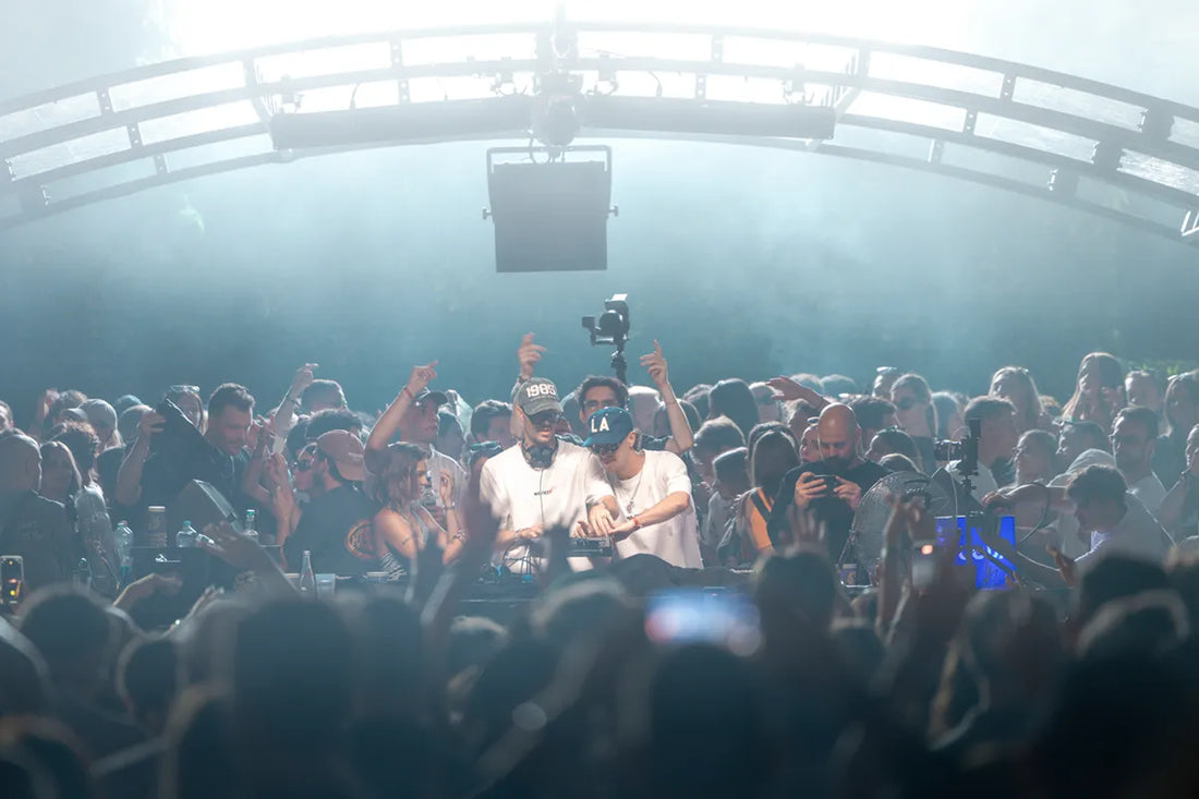 Zürcher DJ-Duo Dangel Twins live am CODA Openair auf grosser Bühne, umgeben von feierndem Publikum – festgehalten von Sandro Breu, Eventfotografie mit energiegeladener Stimmung und urbanem Vibe.