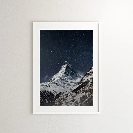 Fine Art Print Matterhorn bei Nacht – verschneiter Gipfel unter Sternenhimmel in den Schweizer Alpen.